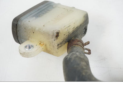 Snett nerifrån på Bromshuvudcylinder från en Honda CBR 125 R -2006 motorcykel.