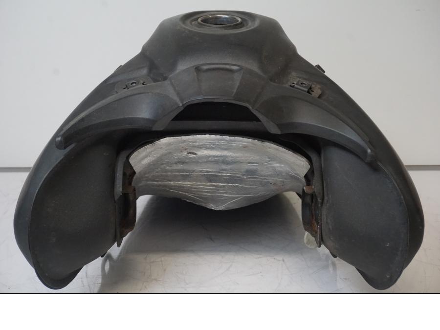 Extrabild5 på <p>Bensintank från Yamaha XT 660 X 2008.</p>

<p>Bucklig, ytrost och lackskador se bilder.</p> motorcykel.