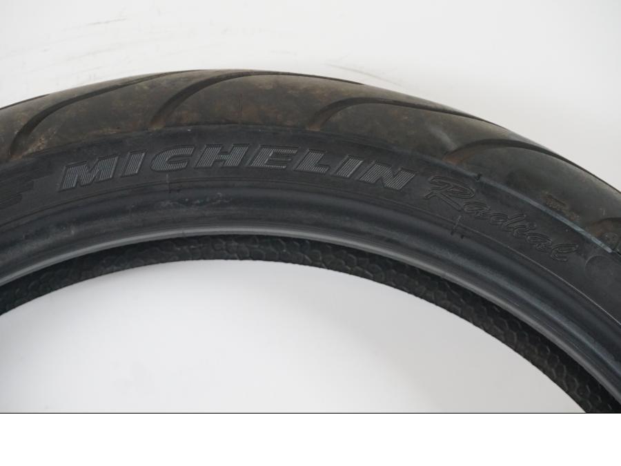 Baksidan på <p>Begagnad däck av märket Michelin och modell Pilot Power 2CT.</p>

<p>Dimension 110/70ZR17 M/C (54W). </p>

<p>Mönsterdjup ca: 3,00mm.</p>

<p>Mönsterdjup yttre kant ca: 3,75mm.</p>

<p>Tillv: vecka 33 år 2021.</p> moped.