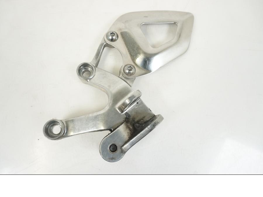 Framsidan på Fotpinnefäste från en Triumph Speed Triple -2009 motorcykel.