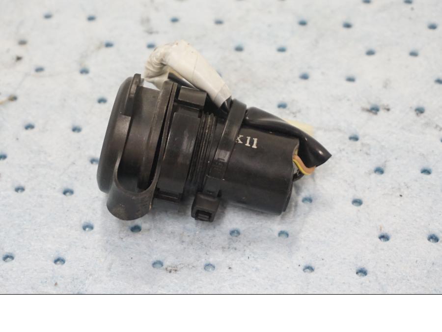 Framsidan på El uttag 12 V från en Yamaha MT-09 Tracer -2019 motorcykel.