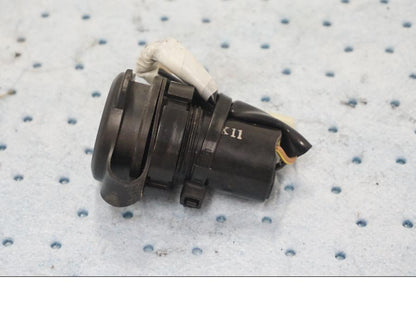 Framsidan på El uttag 12 V från en Yamaha MT-09 Tracer -2019 motorcykel.