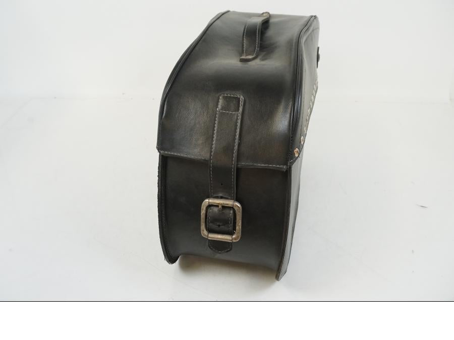 Baksidan på Väska från en Universal Universal -0 moped.