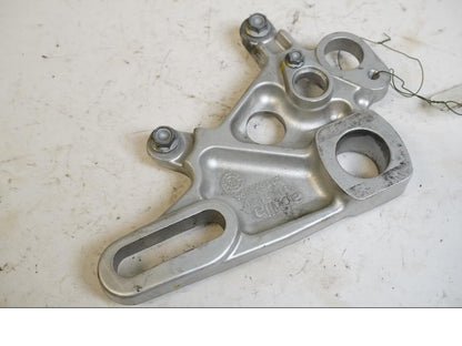 Framsidan på Bromsoksfäste från en Aprilia RSV4 1000 RF  -2015 motorcykel.