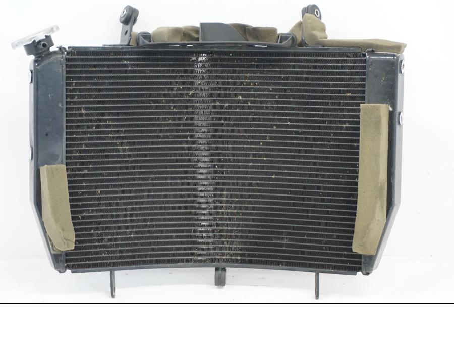 Framsidan på Vattenkyl från en Yamaha YZF R6 -2006 motorcykel.