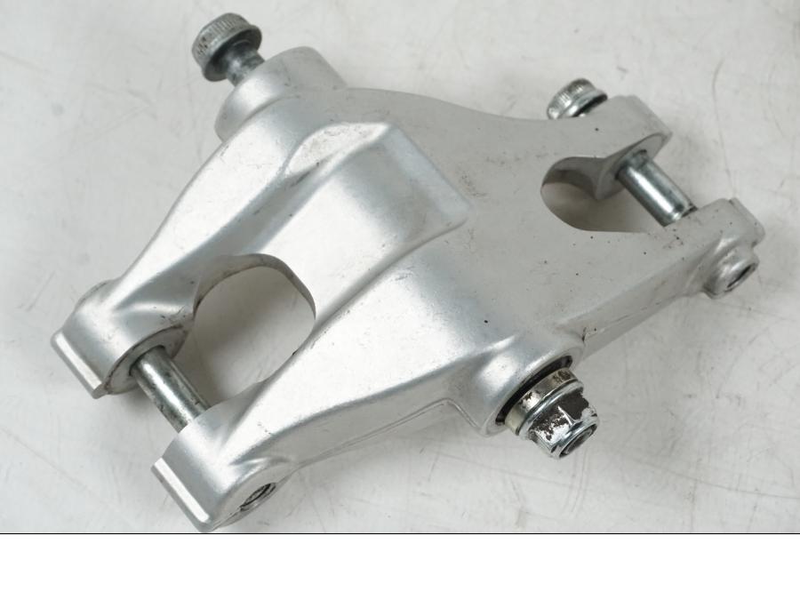 Höger sida på Stötdämparlänkage från en Ducati Streetfighter S -2011 motorcykel.