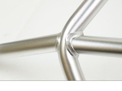 Höger sida på Motorskyddsbåge från en Ducati Desert X -2023 motorcykel.