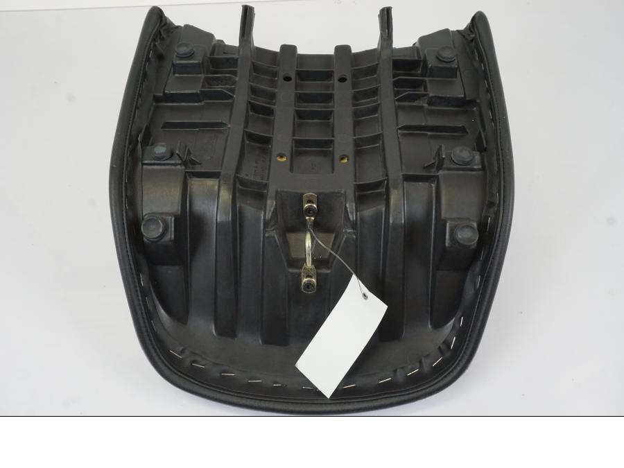 Snett nerifrån på Sadel från en BMW R 1150 RS -2003 motorcykel.