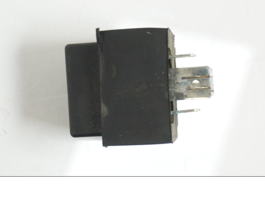 Vänster sida på Startrelä från en Aprilia RS 125 -2008 motorcykel.