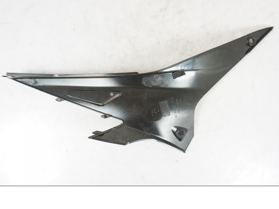 Snett uppifrån på Sidopanel från en Aprilia RSV4 1000 RF  -2015 motorcykel.