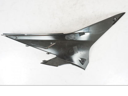 Snett uppifrån på Sidopanel från en Aprilia RSV4 1000 RF  -2015 motorcykel.