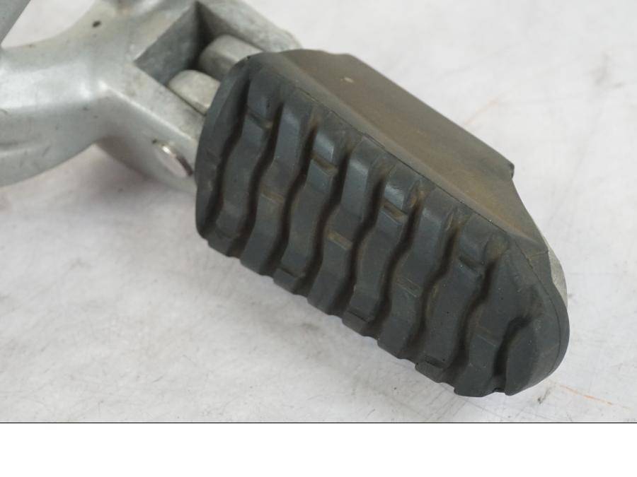 Baksidan på Fotpinne från en Triumph Tiger Explorer -2013 motorcykel.