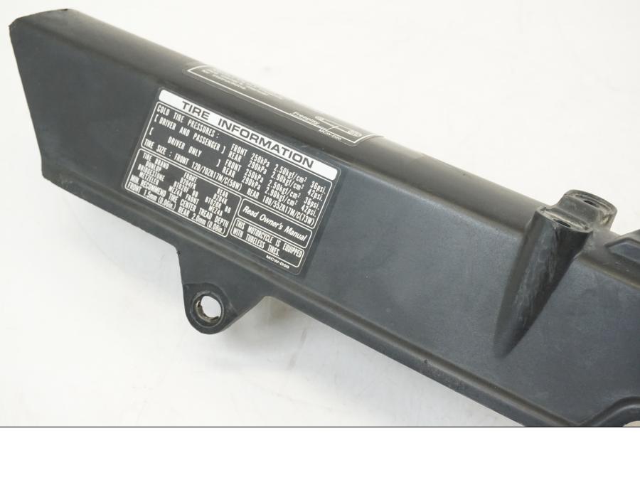 Baksidan på Kedjeskydd från en Honda VFR 800 -2003 motorcykel.