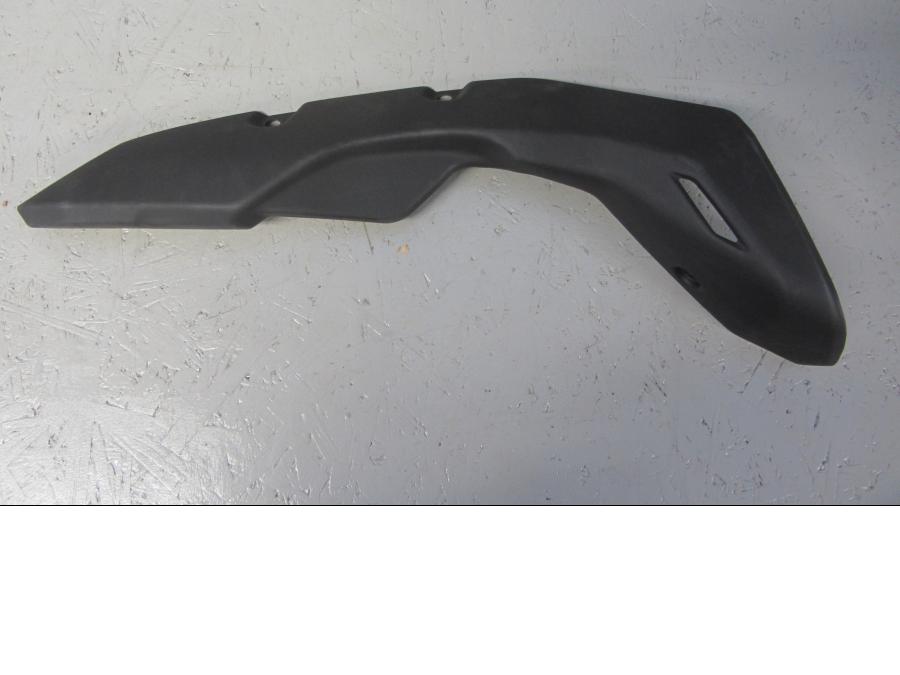 Framsidan på <p>Värmeskydd från Kawasaki Z 800 2016.</p>

<p>Ny, se bilder. Z800, ZR800 2013-2016.</p> motorcykel.