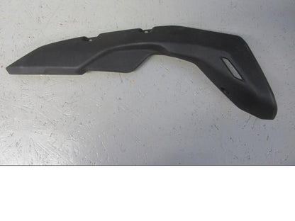 Framsidan på <p>Värmeskydd från Kawasaki Z 800 2016.</p>

<p>Ny, se bilder. Z800, ZR800 2013-2016.</p> motorcykel.