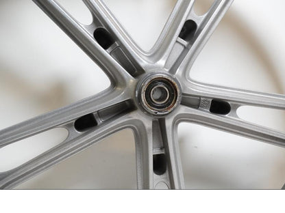 Extrabild3 på Fälg från en Yamaha YZF-R 125 -2009 motorcykel.