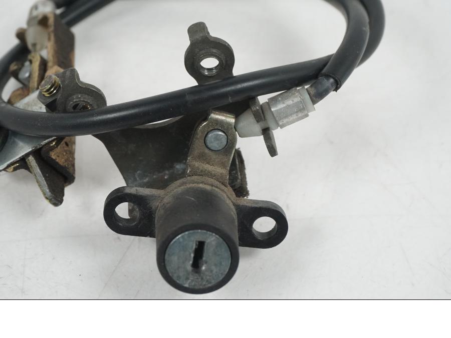 Baksidan på Sadellåsmekanism från en Yamaha XT 660 X -2005 motorcykel.