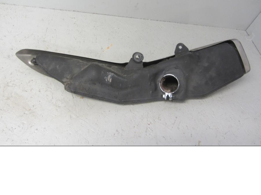 Vänster sida på Ljuddämpare från en Honda CB 1000 R -2010 motorcykel.