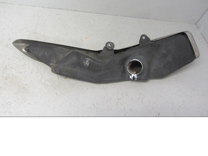 Vänster sida på Ljuddämpare från en Honda CB 1000 R -2010 motorcykel.