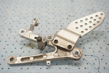 Baksidan på Fotpinnefäste från en Yamaha YZF 1000 R1 -2001 motorcykel.