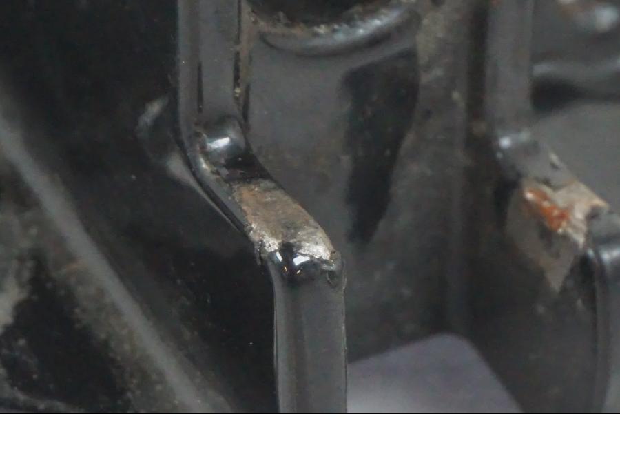 Vänster sida på Sidostödsfäste från en H-D Street Glide FLHX -2012 motorcykel.