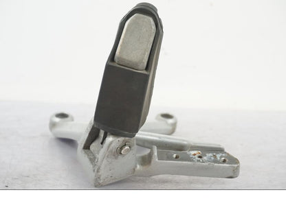 Snett nerifrån på Fotpinne från en Triumph Tiger Explorer -2013 motorcykel.