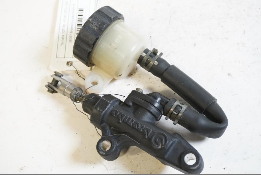 Framsidan på Bromshuvudcylinder från en Yamaha YZF R6 -2000 motorcykel.