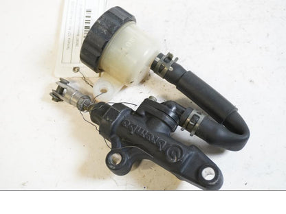 Framsidan på Bromshuvudcylinder från en Yamaha YZF R6 -2000 motorcykel.