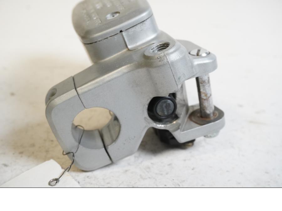 Höger sida på Bromshuvudcylinder från en Suzuki M 1800 -2007 motorcykel.
