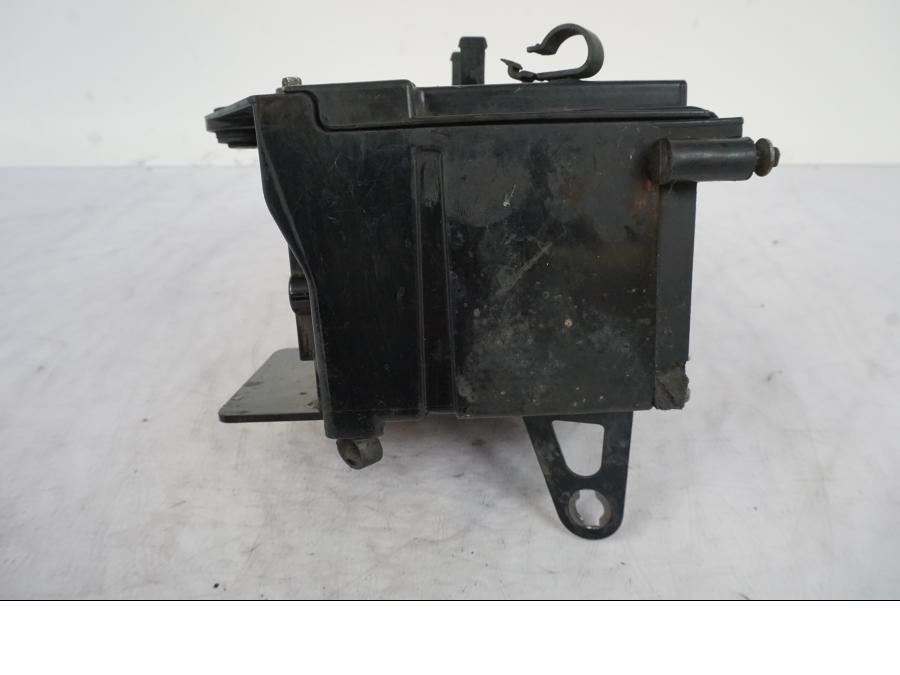 Höger sida på Batterihållare från en KTM 990 Super Duke -2006 motorcykel.