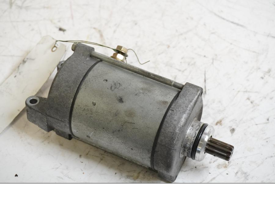 Framsidan på Startmotor från en Honda VT 600 C -1994 motorcykel.