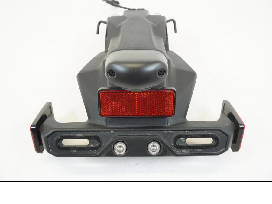 Baksidan på Skylthållare från en Kawasaki NINJA 400 -2020 motorcykel.