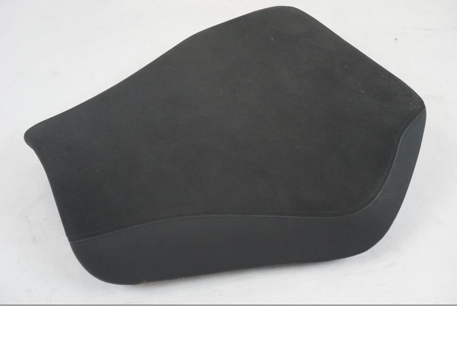 Vänster sida på Sadel från en KTM 1290 Super Duke R EVO -2023 motorcykel.