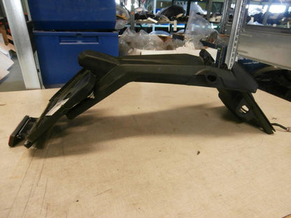 Framsidan på Skylthållare från en Ducati Monster 696 -2013 motorcykel.