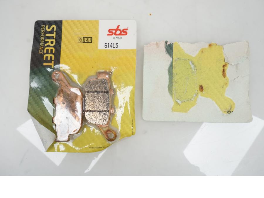 Baksidan på Bromsbelägg från en Universal Universal -1997 motorcykel.