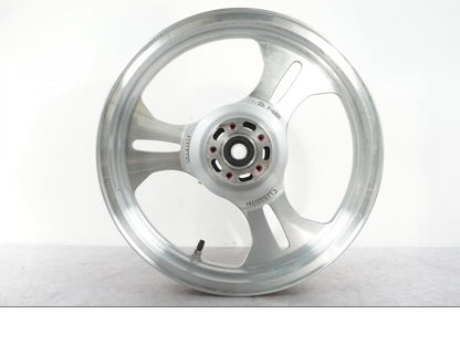 Framsidan på Fälg från en Kawasaki VN 1500 Mean Streak -2002 motorcykel.