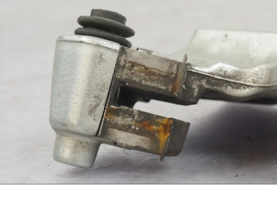 Vänster sida på Bromsoksfäste från en Ducati Scrambler 800 -2016 motorcykel.