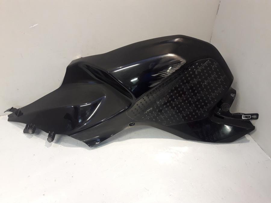 Framsidan på Bensintankskåpa från en BMW K 1200 S -2008 motorcykel.