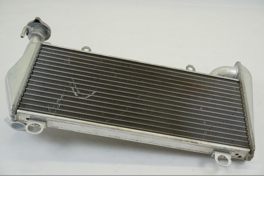 Baksidan på Vattenkyl från en Ducati Streetfighter V2 -2022 motorcykel.