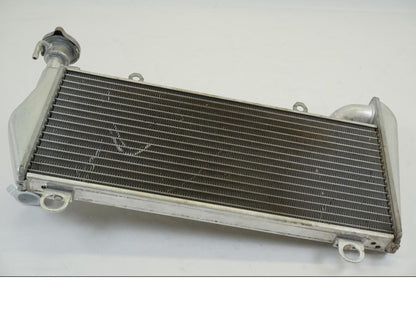 Baksidan på Vattenkyl från en Ducati Streetfighter V2 -2022 motorcykel.