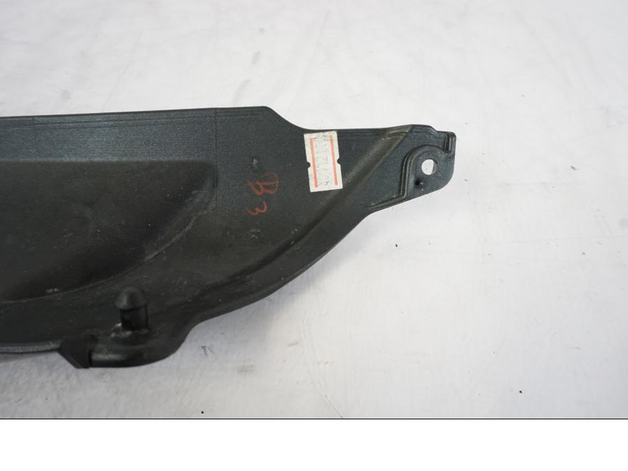 Snett nerifrån på Gaffelbensskydd från en Kawasaki ER-6N -2012 motorcykel.