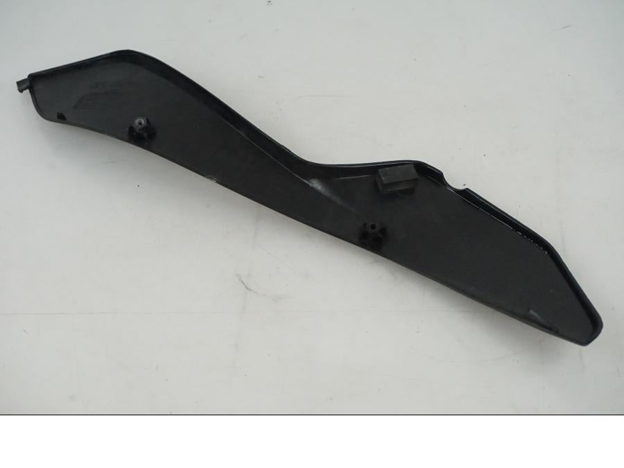 Vänster sida på Bensintankskåpa från en Honda CBR 1000 -2005 motorcykel.