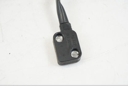 Baksidan på Sidostödsbrytare från en Triumph Speed Triple -2021 motorcykel.