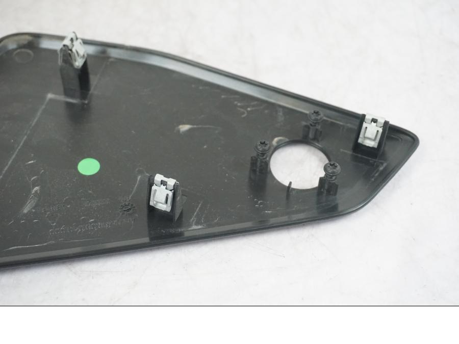 Snett uppifrån på Sidopanel från en KTM 1290 Super Adventure S -2022 motorcykel.