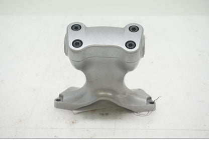 Framsidan på Styrfäste från en Kawasaki Versys 650 -2008 motorcykel.