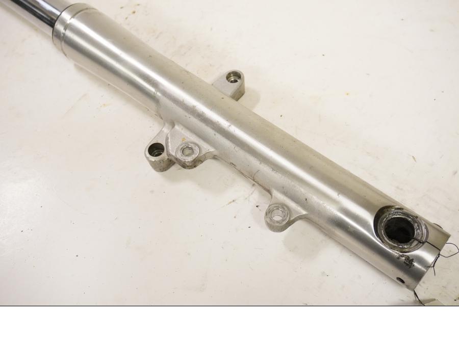 Baksidan på Gaffelben från en Yamaha XVZ 13TD -1999 motorcykel.