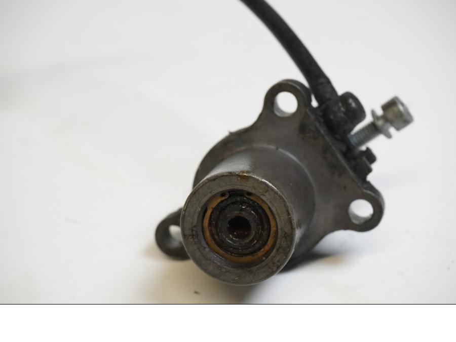 Baksidan på Kopplingslavcylinder från en BMW K 1200 RS -1998 motorcykel.