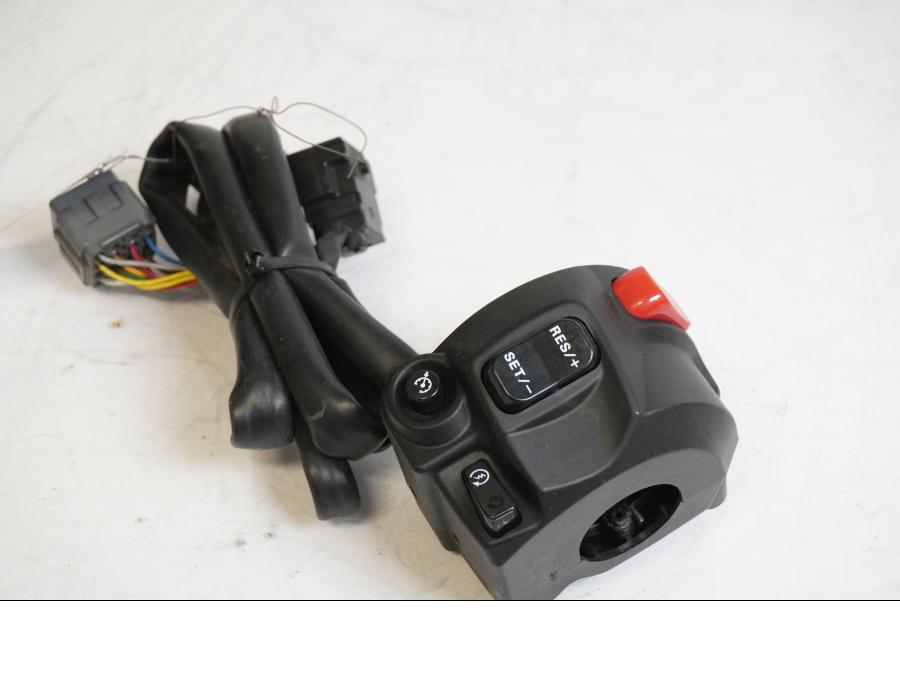 Framsidan på Styrelreglage från en Triumph Tiger -2012 motorcykel.