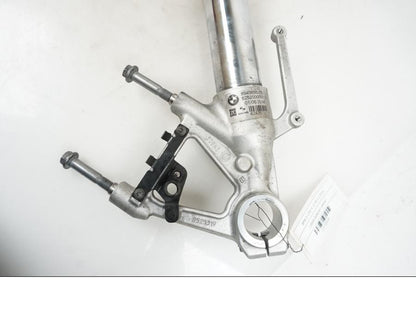 Vänster sida på Gaffelben från en BMW S 1000 R -2015 motorcykel.