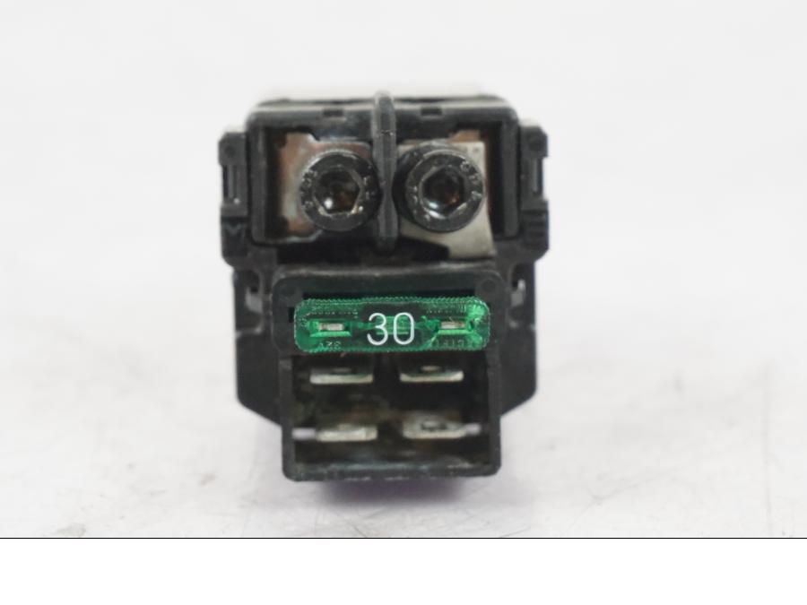 Baksidan på Startrelä från en Kawasaki ZX-6R -2011 motorcykel.